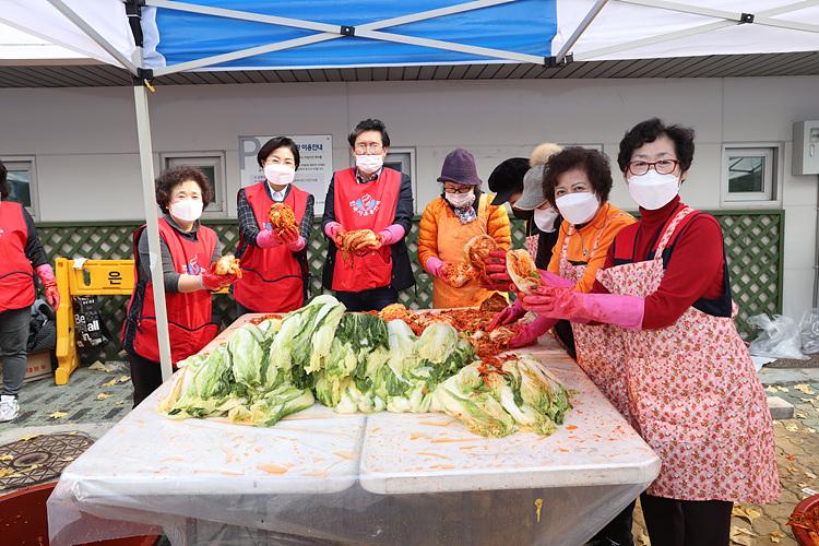 자유총연맹 은평구지부 김장김치 담그기 및 나눔 전달식 이미지